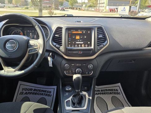 Used 2017 Jeep Cherokee Latitude w/ Cold Weather Group image 16