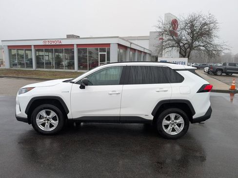 Used 2021 Toyota RAV4 LE AWD/4WD image 2