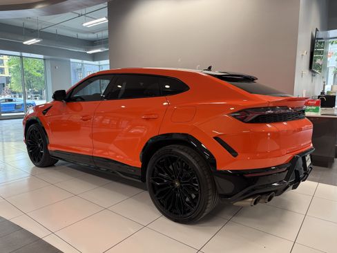 Used 2025 Lamborghini Urus SE AWD/4WD image 3