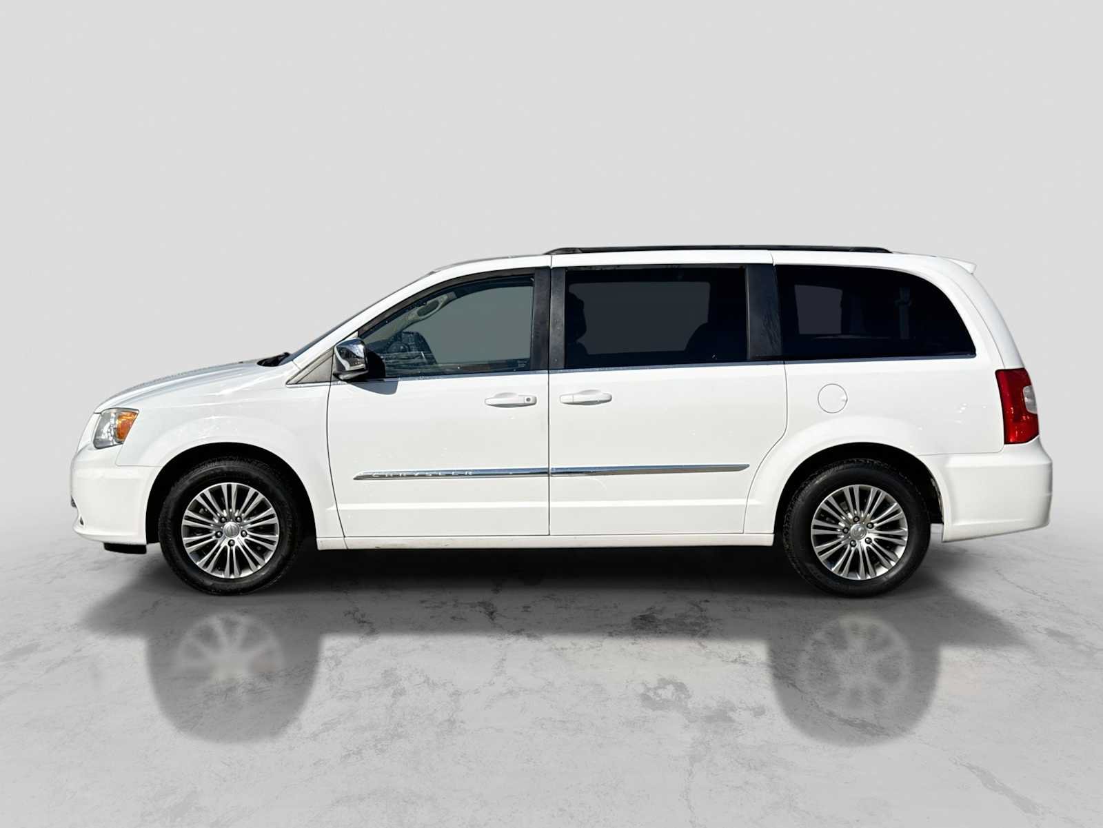 Used 2014 Chrysler Town & Country Touring-L FWD image 3