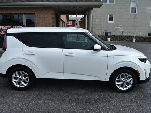 Used 2025 Kia Soul LX w/ LX Technology Package FWD image 2