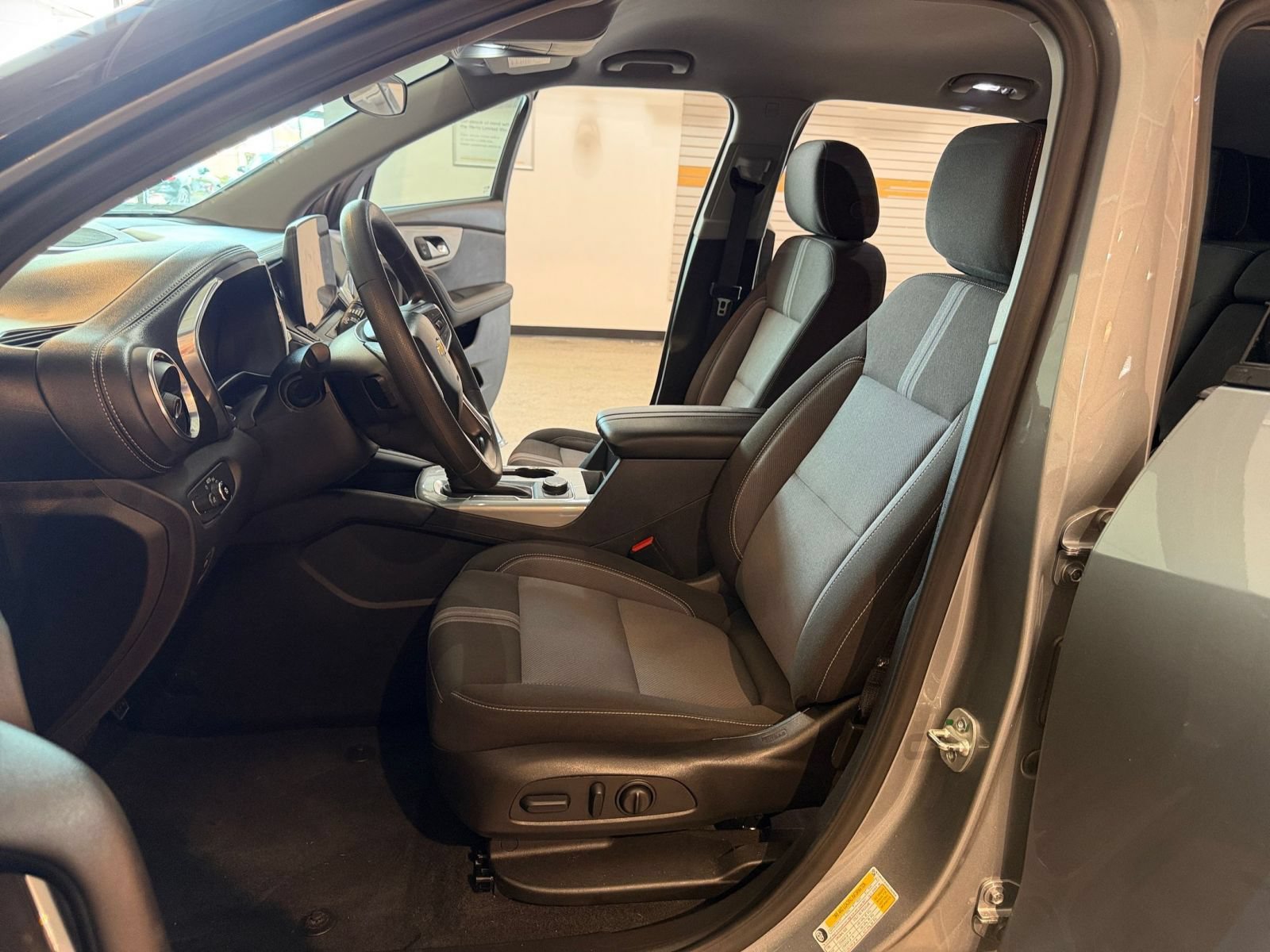 Used 2025 Chevrolet Blazer LT FWD image 27
