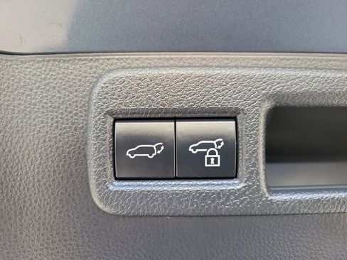 Used 2023 Toyota Venza LE image 9