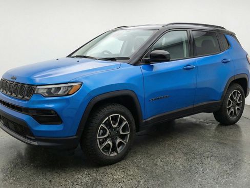 Used 2025 Jeep Compass Trailhawk image 3