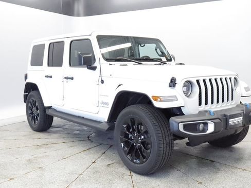 Used 2023 Jeep Wrangler Unlimited Sahara w/ Cold Weather Group AWD/4WD image 9