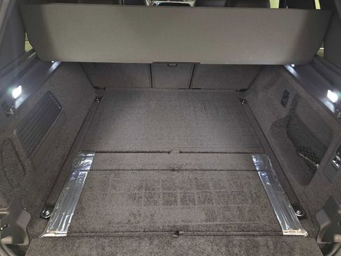 New 2026 Land Rover Range Rover SE image 16