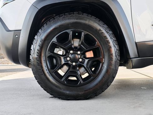 Used 2019 Jeep Cherokee Trailhawk image 3