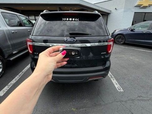 Used 2018 Ford Explorer XLT AWD/4WD image 3
