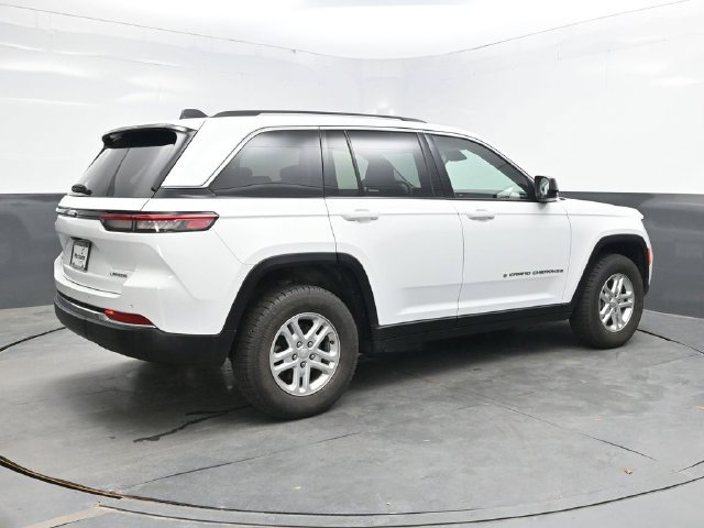 Used 2022 Jeep Grand Cherokee Laredo w/ Luxury Tech Group I AWD/4WD image 8
