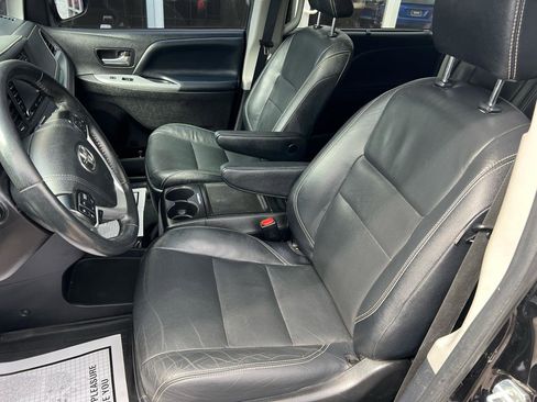 Used 2019 Toyota Sienna SE w/ SE Preferred Package FWD image 11