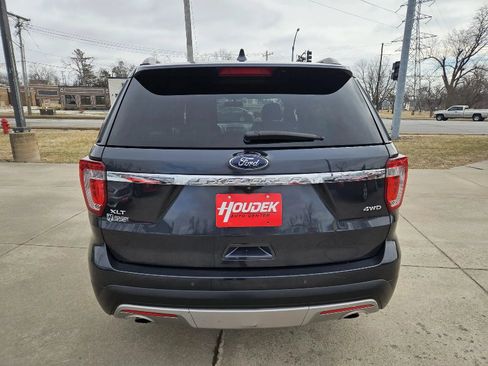 Used 2017 Ford Explorer XLT w/ Equipment Group 202A AWD/4WD image 7