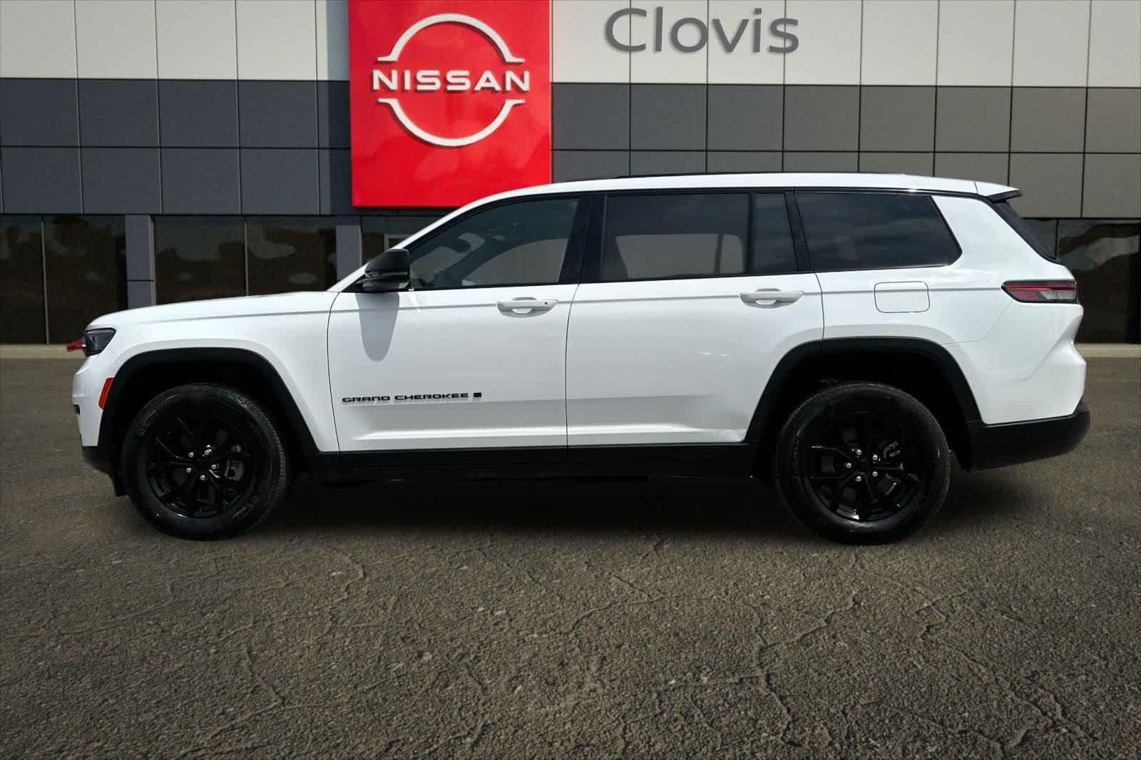 Used 2024 Jeep Grand Cherokee L Laredo RWD image 6