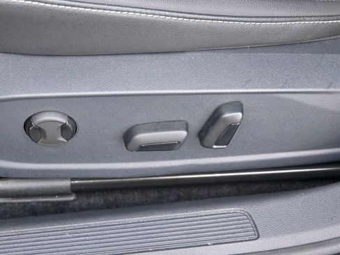 Used 2024 Volkswagen Jetta SE w/ Panoramic Sunroof Package image 17