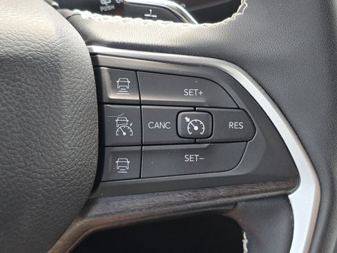 Used 2024 Jeep Grand Cherokee Limited AWD/4WD image 17