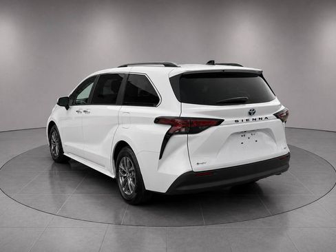 Used 2025 Toyota Sienna XLE FWD image 6