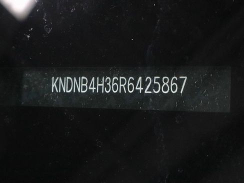 Used 2024 Kia Carnival LX image 33