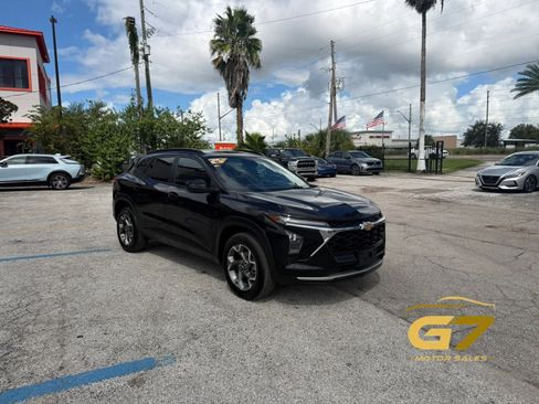 Used 2025 Chevrolet Trax LT FWD image 3
