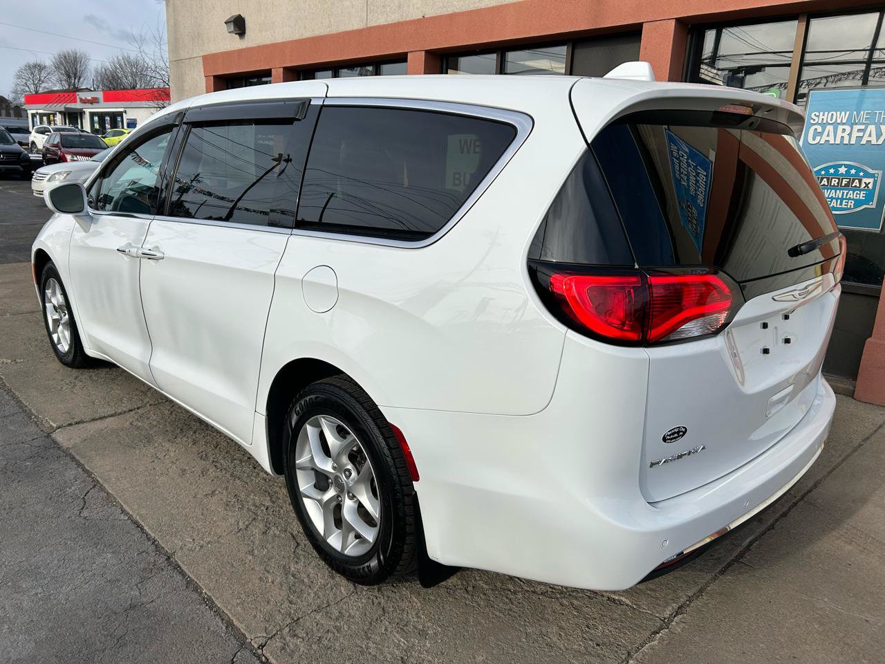 Used 2019 Chrysler Pacifica Touring Plus w/ Tire & Wheel Group FWD image 4