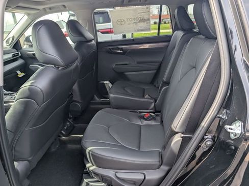 New 2026 Toyota Highlander Platinum image 9