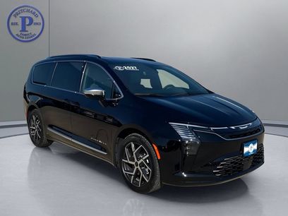 New 2027 Chrysler Pacifica Pinnacle w/ Theater Group