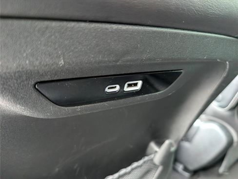 Used 2024 Chrysler Pacifica Limited FWD image 17