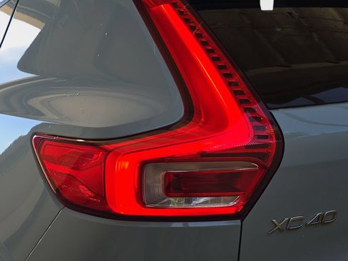 Used 2019 Volvo XC40 T5 Momentum AWD/4WD image 34