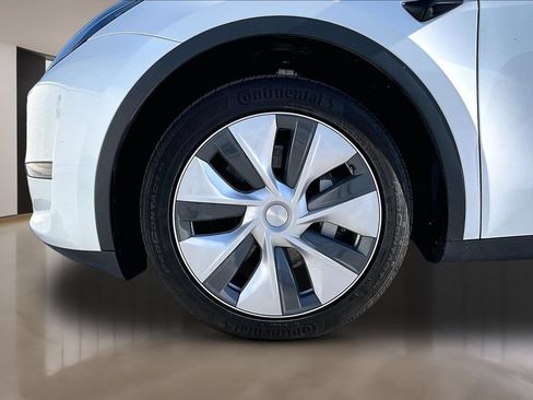 Used 2024 Tesla Model Y Long Range AWD/4WD image 32