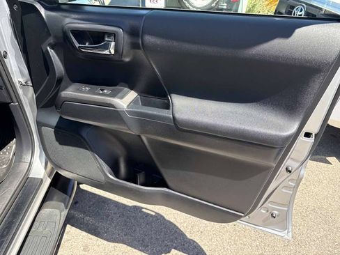 Used 2019 Toyota Tacoma TRD Sport AWD/4WD image 11