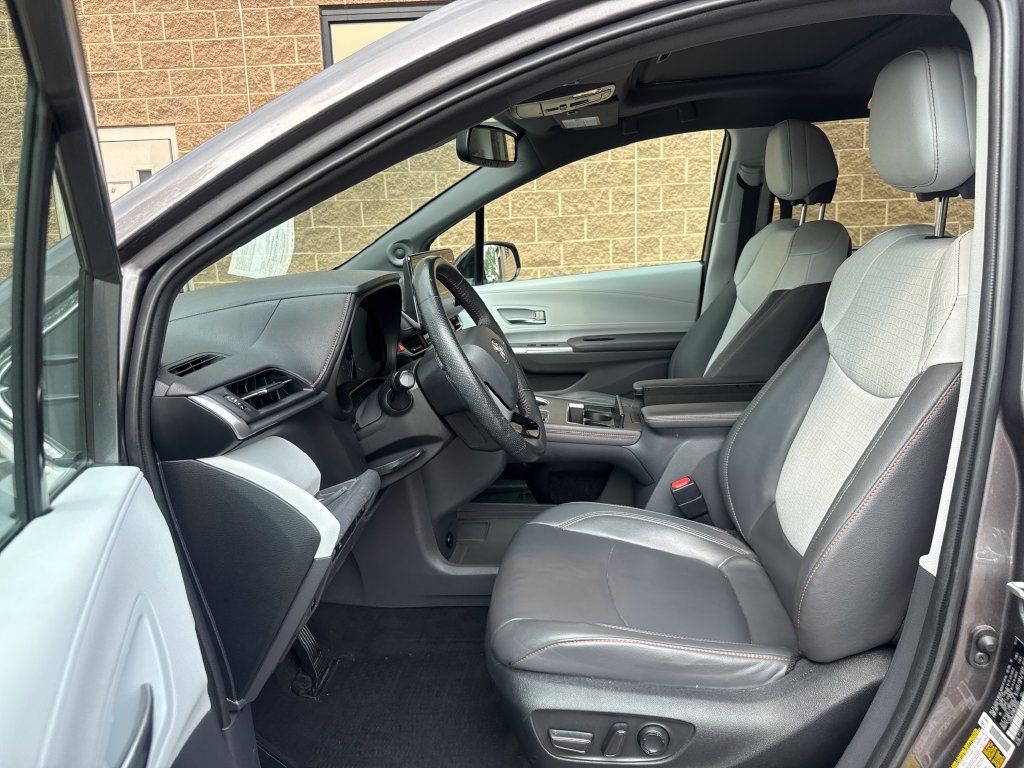 Used 2022 Toyota Sienna XSE w/ XSE Plus Package FWD image 12