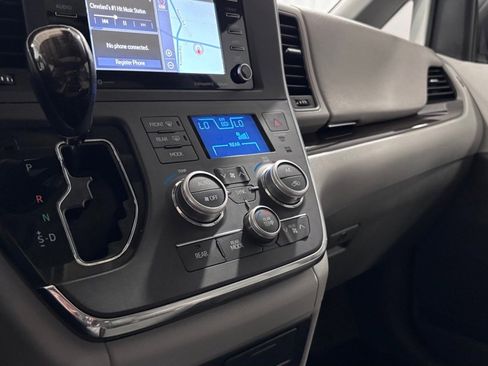 Used 2018 Toyota Sienna XLE Premium FWD image 15
