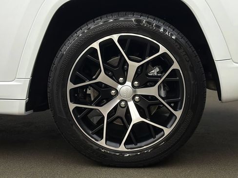 Used 2023 Jeep Grand Cherokee Summit AWD/4WD image 12