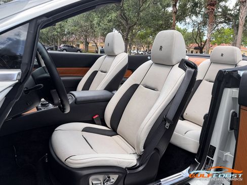 Used 2017 Rolls-Royce Dawn RWD image 24