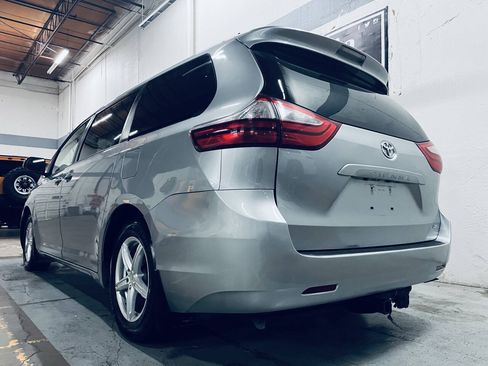 Used 2017 Toyota Sienna LE FWD image 8