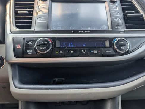 Used 2018 Toyota Highlander XLE AWD/4WD image 23