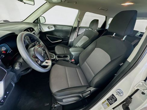 Used 2025 Kia Soul LX w/ LX Technology Package image 13