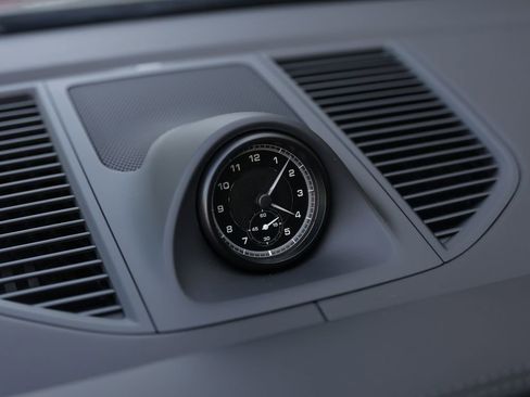 Certified 2025 Porsche Macan image 24