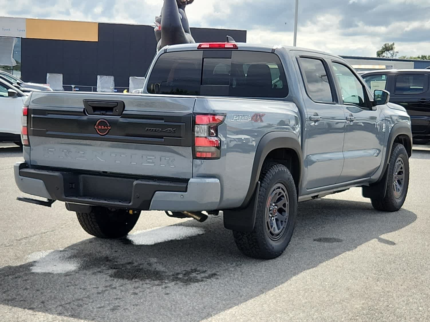 Used 2025 Nissan Frontier PRO-4X AWD/4WD image 3