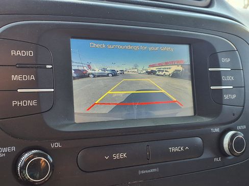 Used 2017 Kia Soul + image 9