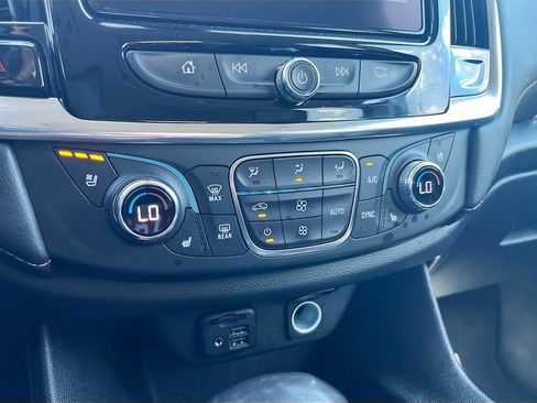 Used 2021 Chevrolet Traverse Premier FWD image 16