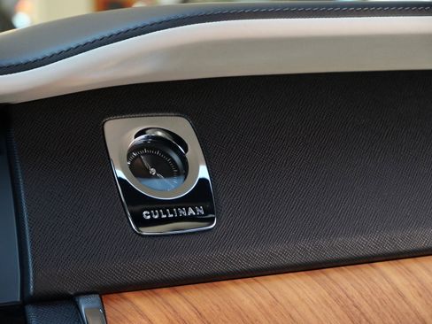 Used 2023 Rolls-Royce Cullinan w/ Cullinan Package image 14