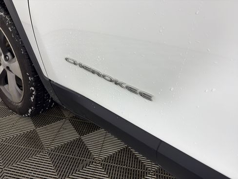 Used 2022 Jeep Cherokee Limited image 19