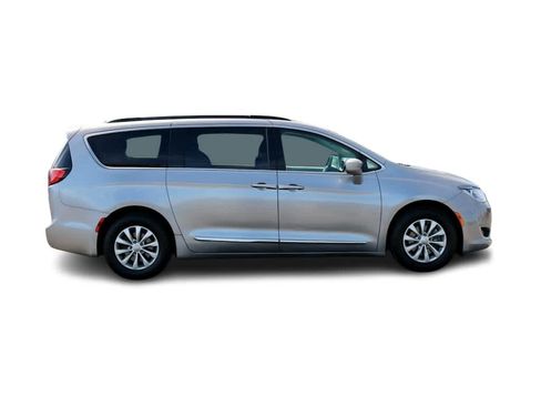 Used 2017 Chrysler Pacifica Touring-L image 4