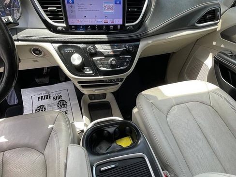 Used 2021 Chrysler Pacifica Touring-L FWD image 7