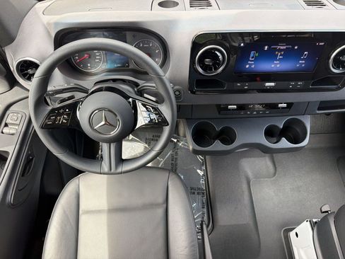 Used 2025 Mercedes-Benz Sprinter 2500 image 27