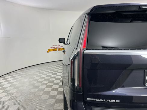 Used 2022 Cadillac Escalade Premium Luxury w/ Performance Package AWD/4WD image 11