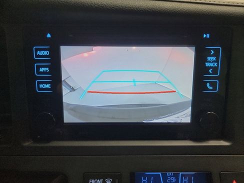 Used 2017 Toyota Sienna XLE image 23