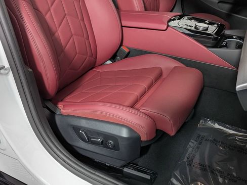 Used 2025 BMW 530i xDrive w/ M Sport Package image 37