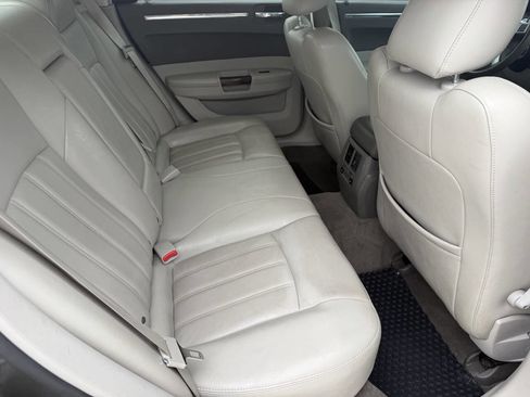 Used 2010 Chrysler 300 C w/ Luxury Group II RWD image 19