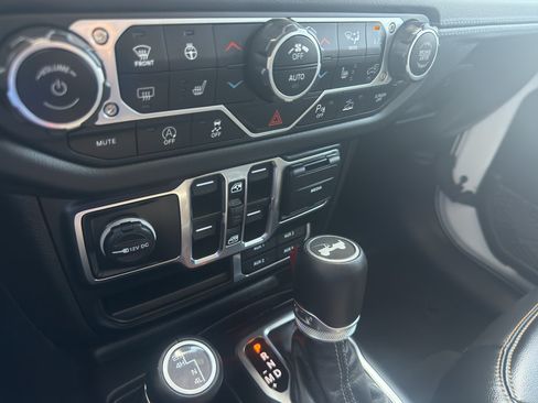 Used 2024 Jeep Wrangler Unlimited Sahara w/ Technology Group AWD/4WD image 19