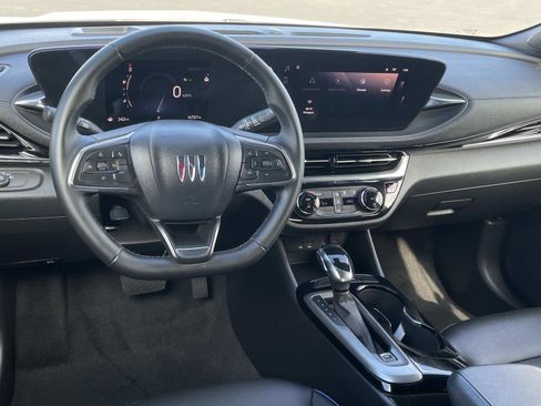 Used 2025 Buick Envista Sport Touring image 9